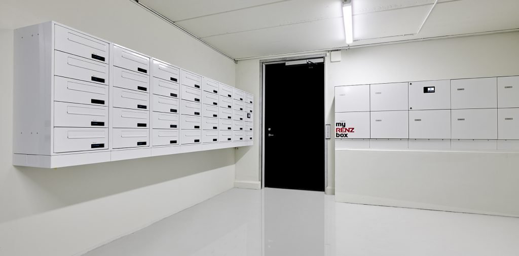 myRENZbox e-Line kan kombinere post- og pakkeanlæg, som man ser det her hos Jessens Mole på Svendborg Havn. Beboerne behøver derfor ikke forlade ejendommen for at hente – eller sende – deres post eller pakker.
